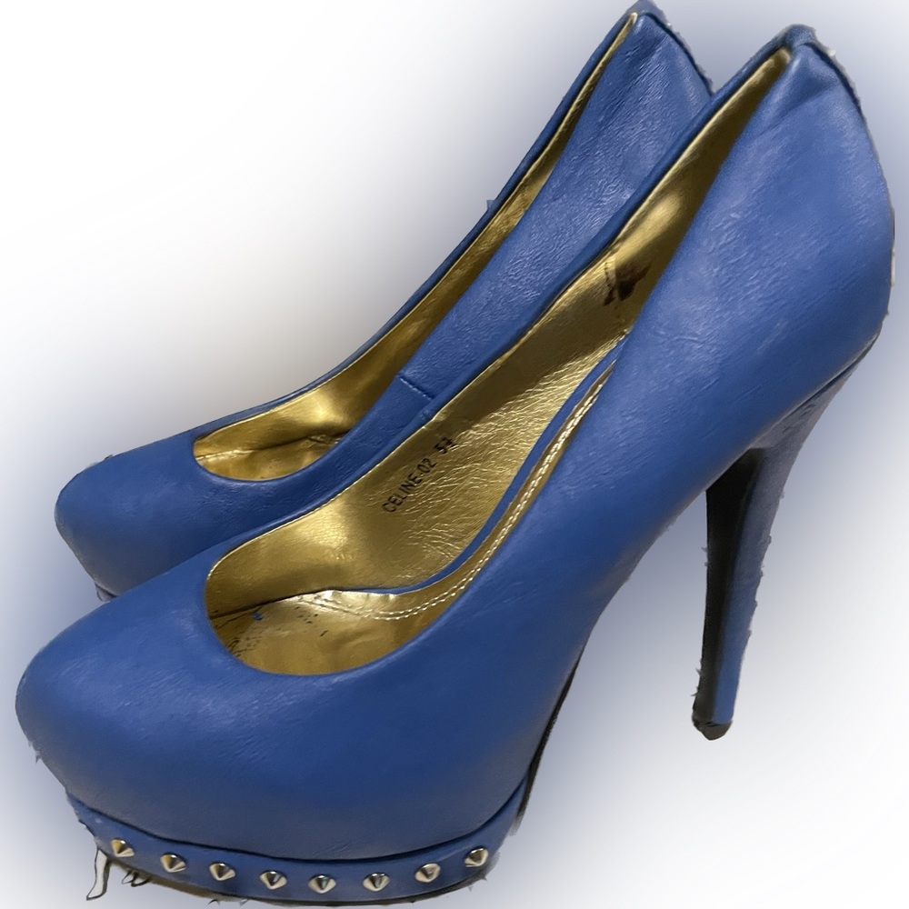 Size 5 1/2 used once a bit of scratches in one shoe due to not having box